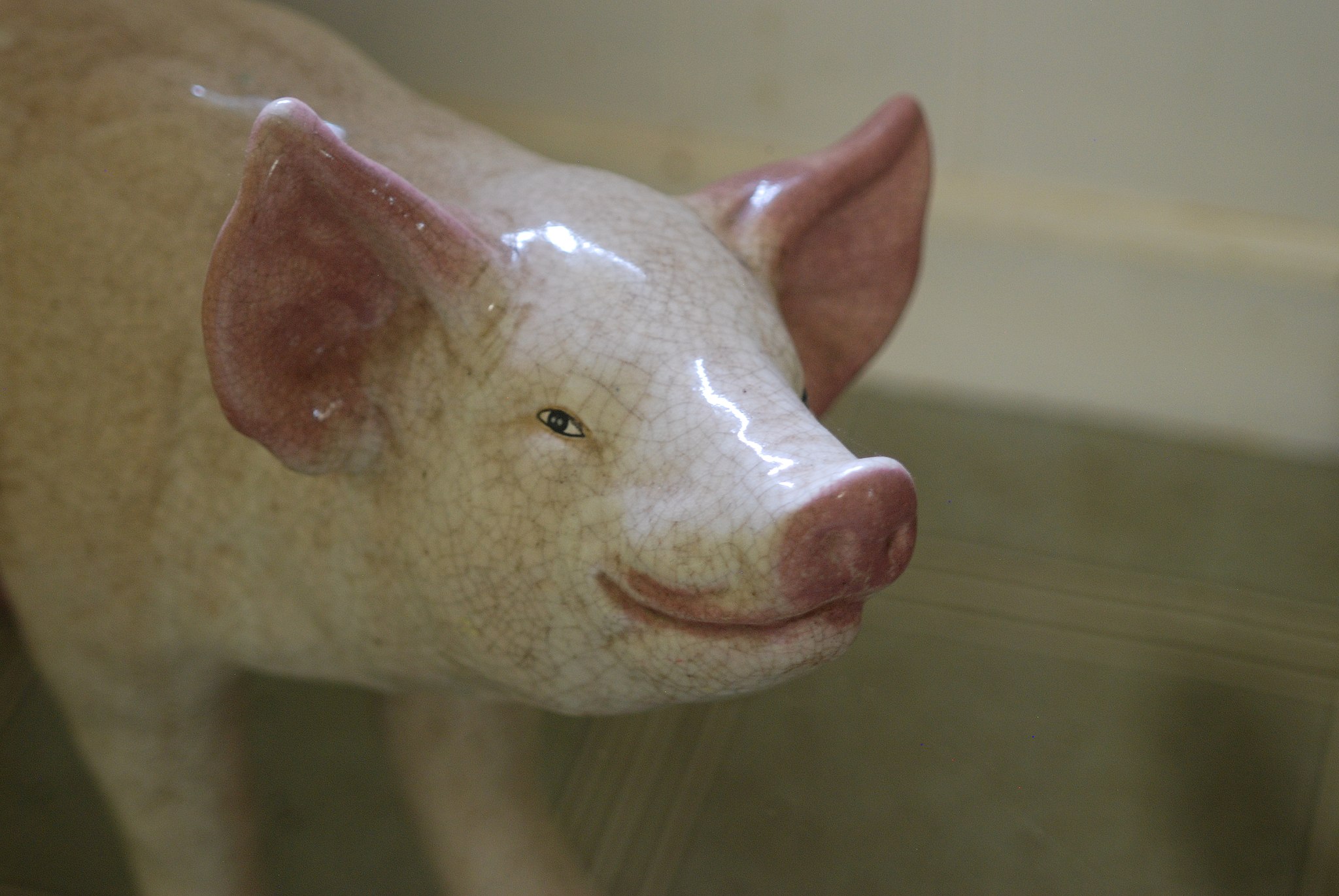 Smug ceramic pig